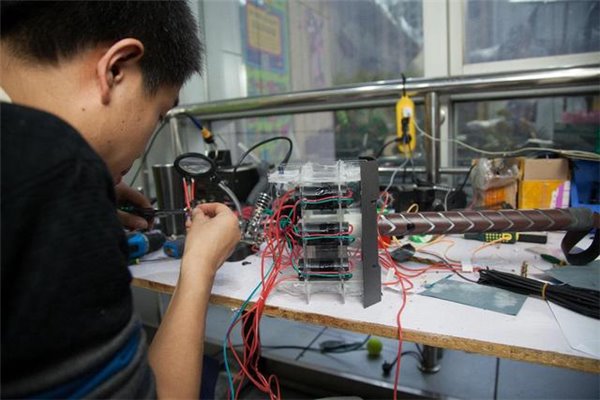 厉害了我的哥！理工男自制雷神之锤