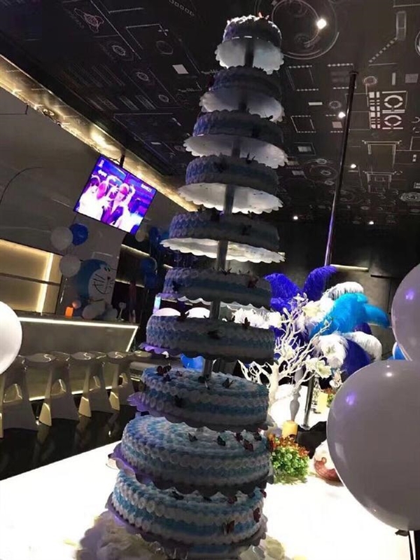 不能一个人瞎 蛇精男直播生日趴