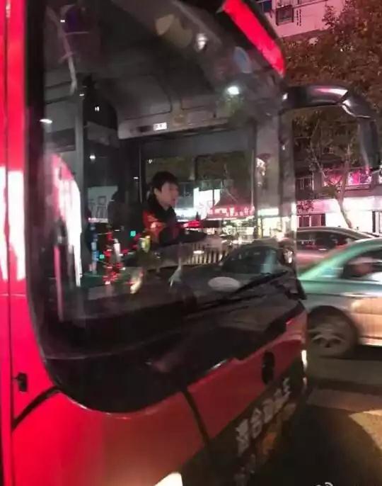 惊了 公车司机撞脸国民老公王思聪